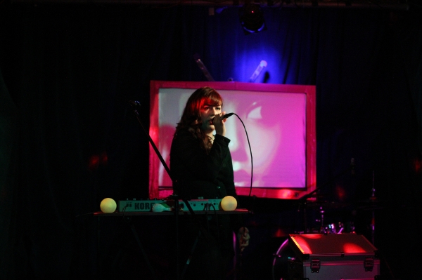 Val sings live at Korova